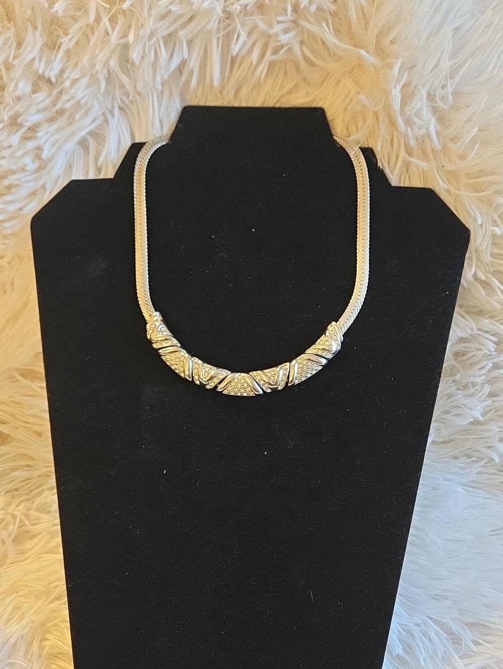 Elegant Silver-Tone Statement Necklace in Gold and Silver